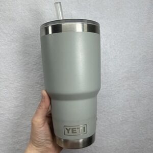 Yeti Rambler Tumbler Stainless Steel Gray 30 oz w/ Lid And Straw